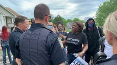 Policajta, ktorý kľačal na krku Afroameričana, obvinili z vraždy