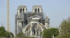 Požiarom poškodené lešenie na Notre-Dame konečne odstránili