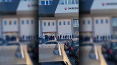 VIDEO: Apel nezabral. Ľudia si naďalej húfne vybavujú pasy, v Bratislave sa ráno vytvoril viac ako stometrový rad