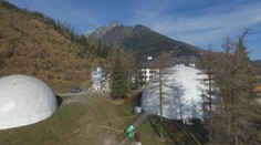 Rezbári vo Vysokých Tatrách stavajú majestátny ľadový dóm, prácu im ale komplikuje slnko