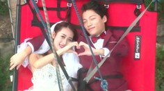 Vzali sa zavesení pod skleneným mostom. Vo výške 180 metrov nad zemou