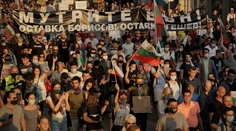 Bulharský premiér pod tlakom protestov vyzval troch ministrov, aby odstúpili