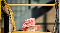 Alžbeta II. hľadá odstraňovača žuvačiek a ponúka kráľovský plat