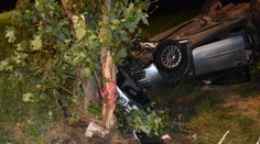 Neďaleko Partizánskeho skončilo auto na streche, vodič sa pri nehode vážne zranil