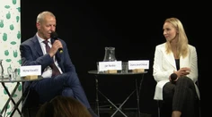 Kandidáti sa nezhodli ani na tom, či na Námestie SNP v Banskej Bystrici patrí smetný kôš (predvolebná debata)