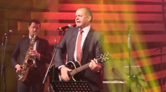 Kiska to rozbalil rovno na pódiu. Gitarista a spevák v jednom