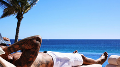 Sexy Lewis Hamilton. V plavkách vyzerá božsky