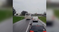 VIDEO: Kaskadér za volantom autobusu. Vodič predbiehal cez plnú čiaru tesne pred „kruháčom“ dve autá