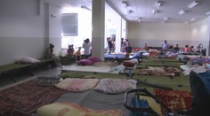 Nemali nájomné zmluvy, no chcú náhradné bývanie. Obyvatelia zo zničenej bytovky zatiaľ bývajú v jedálni