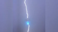 VIDEO: Desivý incident v oblakoch. Lietadlo zasiahol krátko po štarte blesk