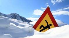 Lyžiar sa vyhrabal spod lavíny a zabila ho druhá