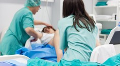 VIDEO: Unikátny pôrod. Jedno z dvojičiek prišlo na svet veľmi zriedkavým spôsobom