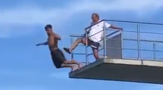 VIDEO: Zábery, ktoré šokovali internet. Plavčík v Rakúsku skopol zo skokanskej veže mladíka
