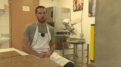 Z tyčiniek mal žalúdočné problémy, začal preto piecť vlastné. Vášnivý horolezec je v tom roky úspešný