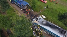 Letecké zábery z tragickej zrážky vlakov. Nehoda pri Domažliciach má najmenej tri obete