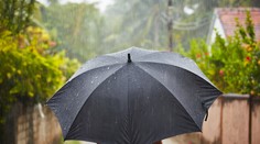 Varovanie pred búrkami s krúpami: Meteorológovia vydali druhý stupeň výstrahy