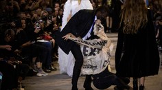 Aktivisti vtrhli na mólo medzi modelky, narušili prehliadku módneho domu Louis Vuitton
