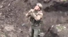 VIDEO: Ruský vojak prosil ukrajinský dron o zľutovanie. Pred zajatím do neho strieľali vlastní