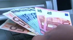 Zabudol 400 eur v bankomate, ešte stále mu nechýbajú