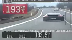 VIDEO: Porsche sa rútilo 193 km/h. Policajtov prekvapilo, kto ho šoféroval
