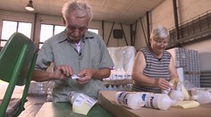 Pán Vojtech má 87 rokov a brigáduje vo fabrike. Chce si zarobiť na opravu fasády domčeka