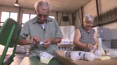 Pán Vojtech má 87 rokov a brigáduje vo fabrike. Chce si zarobiť na opravu fasády domčeka