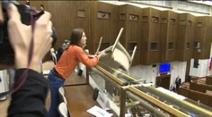 Nevídaný incident v parlamente: Na poslancov chcela hodiť stoličku (video)