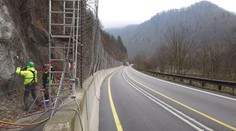 Nebezpečnú cestu pod Strečnom uzatvárať nebudú. Našlo sa prekvapivé riešenie