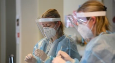 Pribudlo 33 obetí koronavírusu, situácia v nemocniciach sa opäť zlepšila