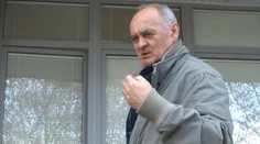 Kauza biznis s deťmi pokračuje. Pracoval ako úradník, údržbár a poberal a dôchodok