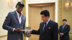 Dennis Rodman v Severnej Kórei daroval Trumpovu knihu Umenie urobiť dohodu