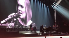 Romantické prekvapenie pre Adele pred tisíckami ľudí. Toto od priateľa nečakala