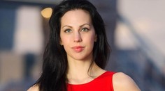 Na škole škaredá, teraz radí o vzťahoch. A zarába veľké peniaze