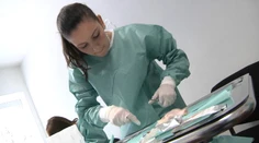 Medik roka 2015: Študenti rezali a zašívali kurence