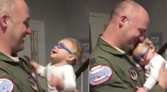 Chorý chlapček prvykrát uvidel otca. Jeho reakcia dojala internet