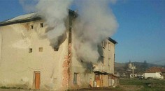 Požiar bytovky v Sútore si vyžiadal jednu obeť a šesť zranených
