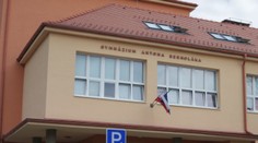 Stredoškolský učiteľ prezentoval pred žiakmi rasistické a homofóbne názory. Senecké gymnázium situáciu rieši