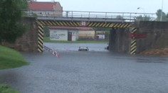 Život v Komárne sa po extrémnej búrke vracia do normálu. Škody sú však značné