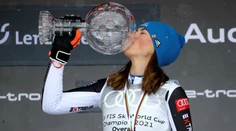 OBRAZOM: Petra Vlhová si prevzala veľký glóbus. Toto jej odkázala Shiffrinová