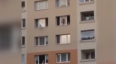 Matka dvojičiek, ktoré sa prechádzali po parapete v nebezpečnej výške, prehovorila