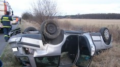 Pri Nižných Ružbachoch skončilo auto s tromi deťmi na streche