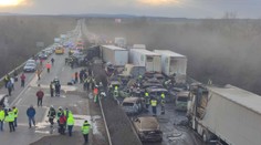 FOTO: Veľká nehoda v Maďarsku. Zrazili sa desiatky áut a päť kamiónov, zhorelo 19 vozidiel