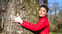 Hovorí o sebe, že je „ekosexuálka“. Žena sa zamilovala do stromu