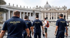 Pápež sa zasekol vo výťahu a zmeškal modlitbu. Vyslobodzovali ho hasiči