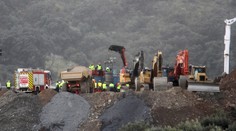 Záchranárov spustili do šachty, odtiaľ sa prekopú k dieťaťu v diere