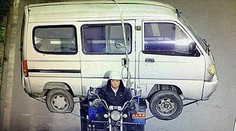 Možné len v Číne. Muž si na motocykle viezol dodávku