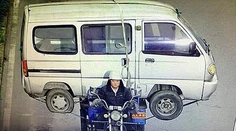 Možné len v Číne. Muž si na motocykle viezol dodávku