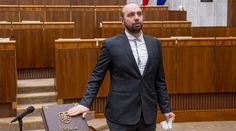 Záhadné šafárenie v ĽSNS. Kotleba vyplatil poslancovi a jeho rodine už 150-tisíc