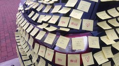 Netradičná žiadosť o ruku: 1500 lístkami polepil priateľke auto