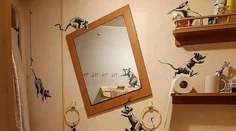 Aj Banksy pracuje z domu. Vtipné umelecké dielo vytvoril v kúpeľni